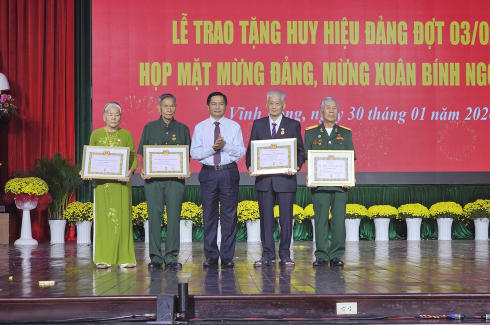 Vĩnh Long trao tặng 1.086 huy hiệu Đảng cho c&aacute;c đảng vi&ecirc;n cao ni&ecirc;n- Ảnh 2.