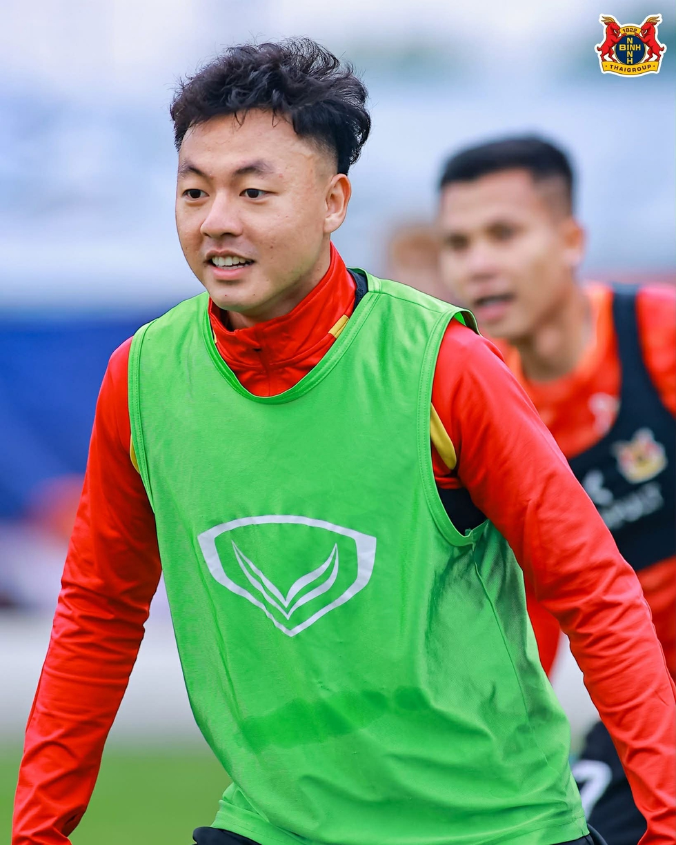 Lộ diện số &aacute;o Th&aacute;i Sơn, Văn Thuận ở Ninh B&igrave;nh: Cuộc đối đầu Đ&igrave;nh Bắc v&agrave; đội CAHN si&ecirc;u kịch t&iacute;nh- Ảnh 1.