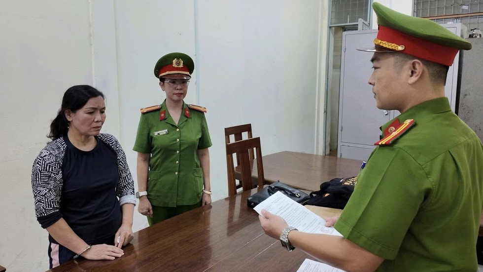 Cặp đ&ocirc;i nhận 'chạy suất' nh&agrave; ở x&atilde; hội, lừa đảo hơn 1,2 tỉ đồng- Ảnh 1.