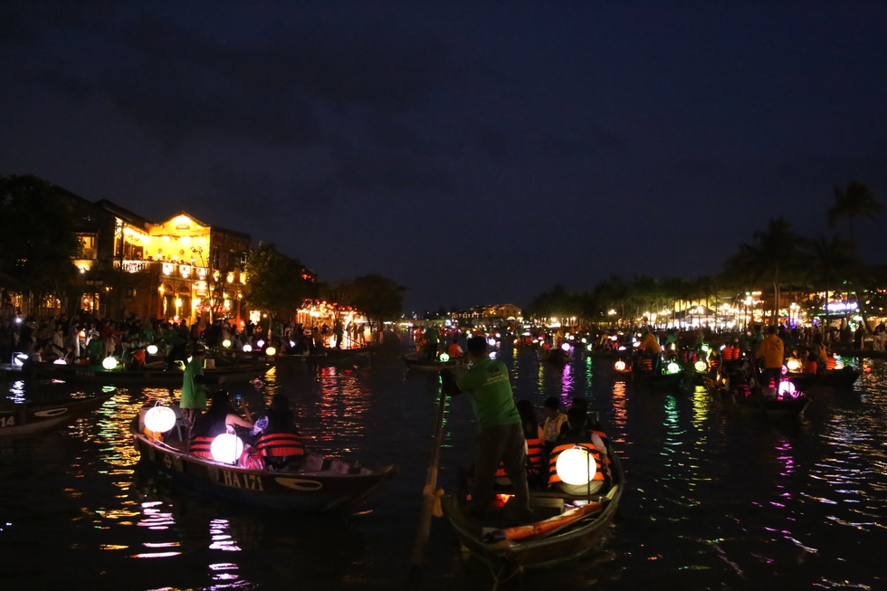 Đ&oacute;n Tết Dương lịch ở Hội An, kh&aacute;ch T&acirc;y thả hoa đăng tr&ecirc;n s&ocirc;ng Ho&agrave;i- Ảnh 1.