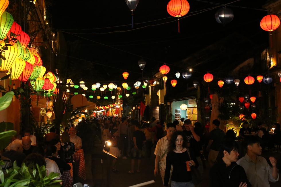 Đ&oacute;n Tết Dương lịch ở Hội An, kh&aacute;ch T&acirc;y thả hoa đăng tr&ecirc;n s&ocirc;ng Ho&agrave;i- Ảnh 7.