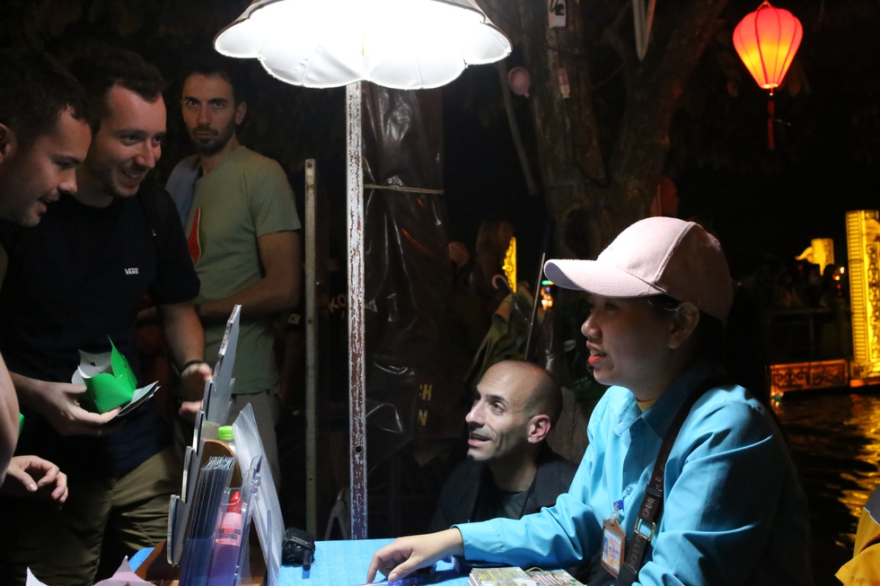 Đ&oacute;n Tết Dương lịch ở Hội An, kh&aacute;ch T&acirc;y thả hoa đăng tr&ecirc;n s&ocirc;ng Ho&agrave;i- Ảnh 2.