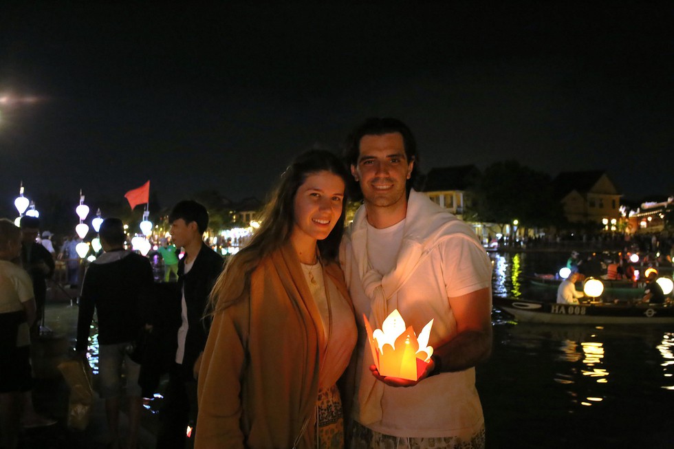 Đ&oacute;n Tết Dương lịch ở Hội An, kh&aacute;ch T&acirc;y thả hoa đăng tr&ecirc;n s&ocirc;ng Ho&agrave;i- Ảnh 3.