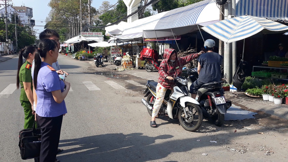 Khởi tố một phụ nữ cướp giật d&acirc;y chuyền v&agrave;ng tr&ecirc;n đường đi chợ về- Ảnh 2.