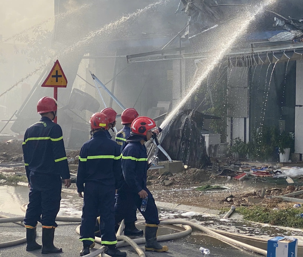 Đ&agrave; Nẵng: Ch&aacute;y lớn ở cửa h&agrave;ng vật liệu x&acirc;y dựng, người d&acirc;n hoảng loạn- Ảnh 2.