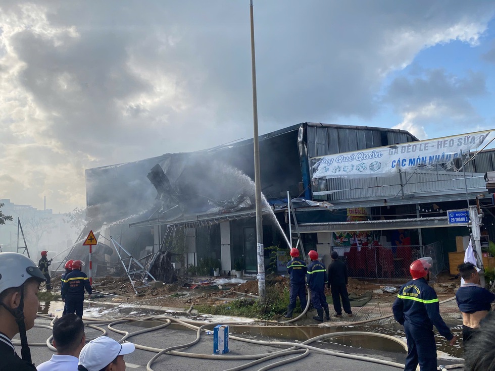 Đ&agrave; Nẵng: Ch&aacute;y lớn ở cửa h&agrave;ng vật liệu x&acirc;y dựng, người d&acirc;n hoảng loạn- Ảnh 1.