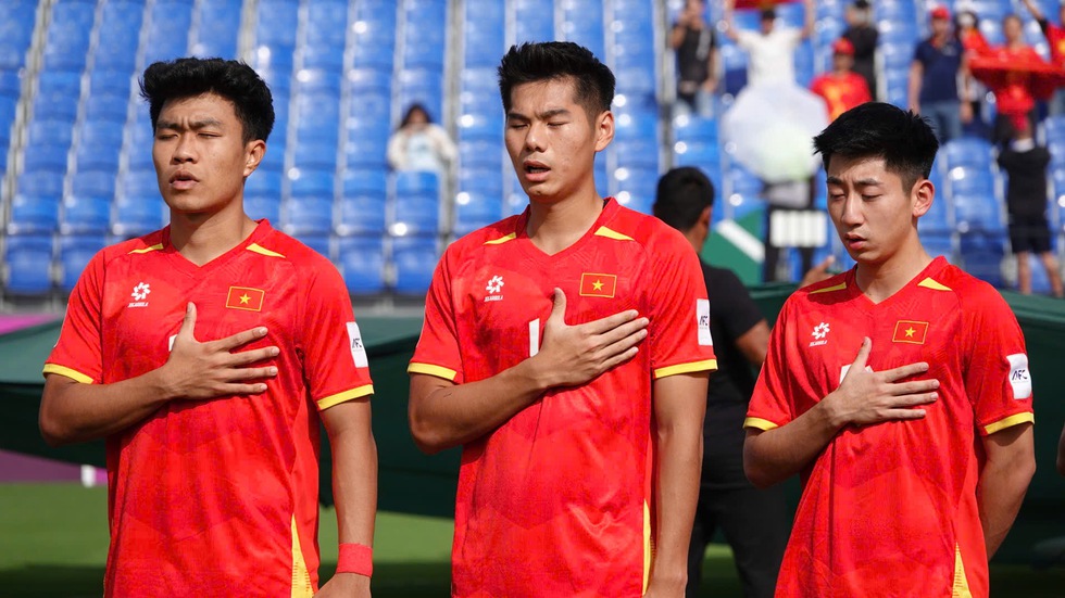 HLV Kim Sang-sik nghẹn ng&agrave;o cảm ơn U.23 Việt Nam, n&oacute;i cực hay về b&agrave;n thắng của Hiểu Minh - Ảnh 1.