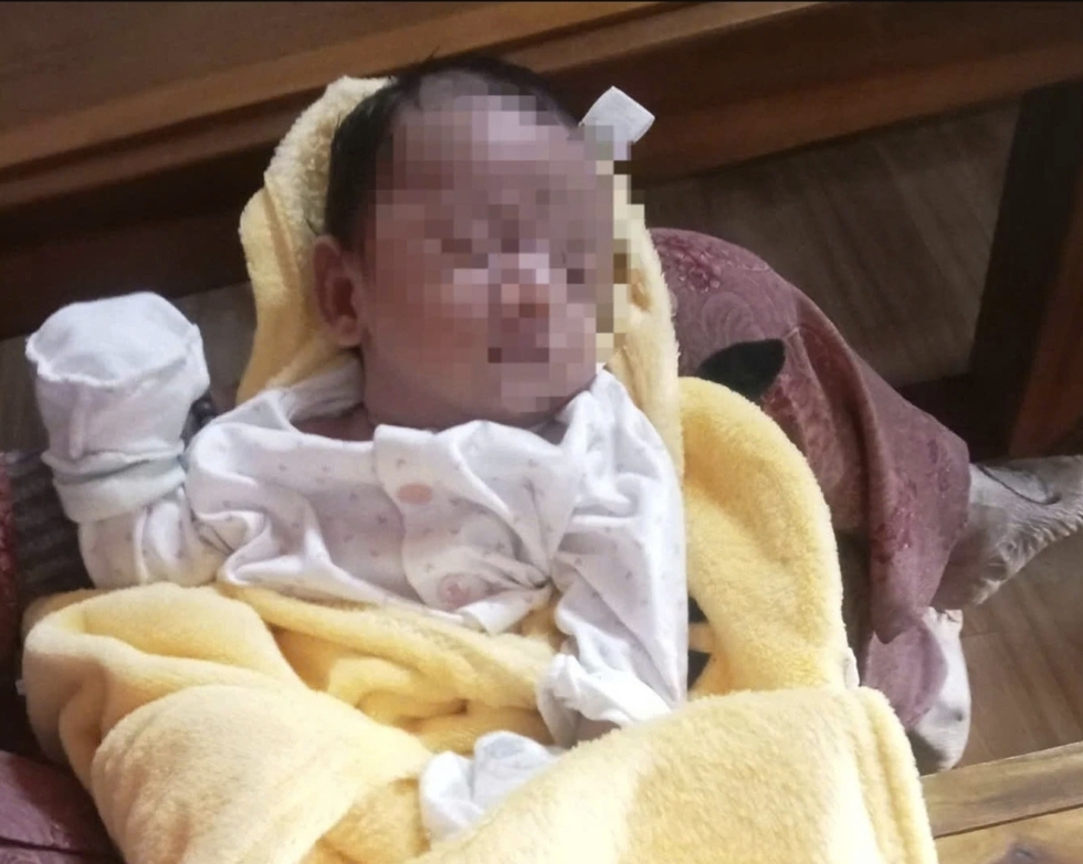 Quảng Trị: T&igrave;m bố mẹ cho b&eacute; trai sơ sinh bị bỏ trong giỏ nhựa - Ảnh 1.