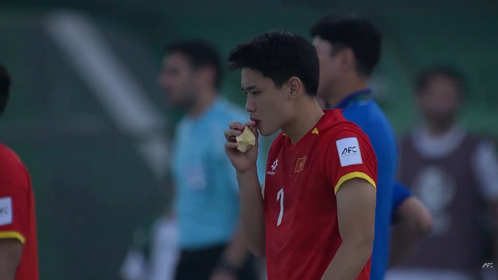 Thầy Kim tiết lộ th&uacute; vị về quả t&aacute;o của Đ&igrave;nh Bắc, chiếc &aacute;o may mắn v&agrave; muốn thắng U.23 Kyrgyzstan - Ảnh 1.