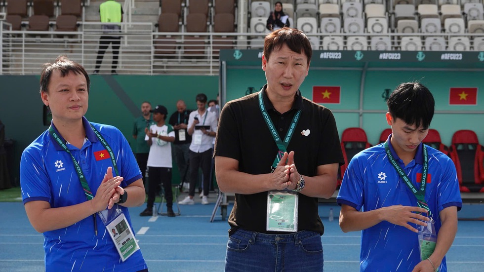 Thầy Kim tiết lộ th&uacute; vị về quả t&aacute;o của Đ&igrave;nh Bắc, chiếc &aacute;o may mắn v&agrave; muốn thắng U.23 Kyrgyzstan
- Ảnh 3.