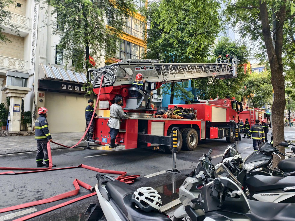 TP.HCM: Ch&aacute;y s&acirc;n thượng t&ograve;a nh&agrave; kinh doanh spa gần cầu Ba Son- Ảnh 3.