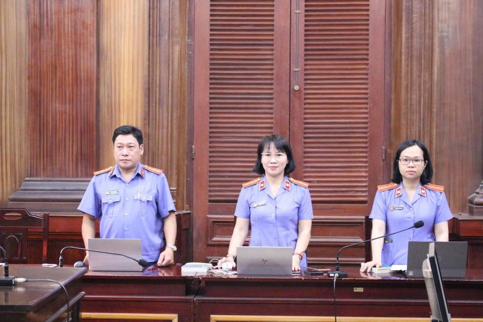 Viện KSND TP.HCM đề nghị mức &aacute;n 64 bị c&aacute;o đưa, nhận hối lộ- Ảnh 1.