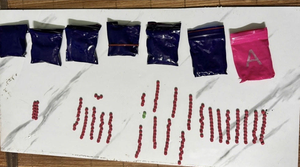 Quảng Trị: Bắt 2 nghi phạm t&agrave;ng trữ hơn 1.000 vi&ecirc;n ma t&uacute;y- Ảnh 2.