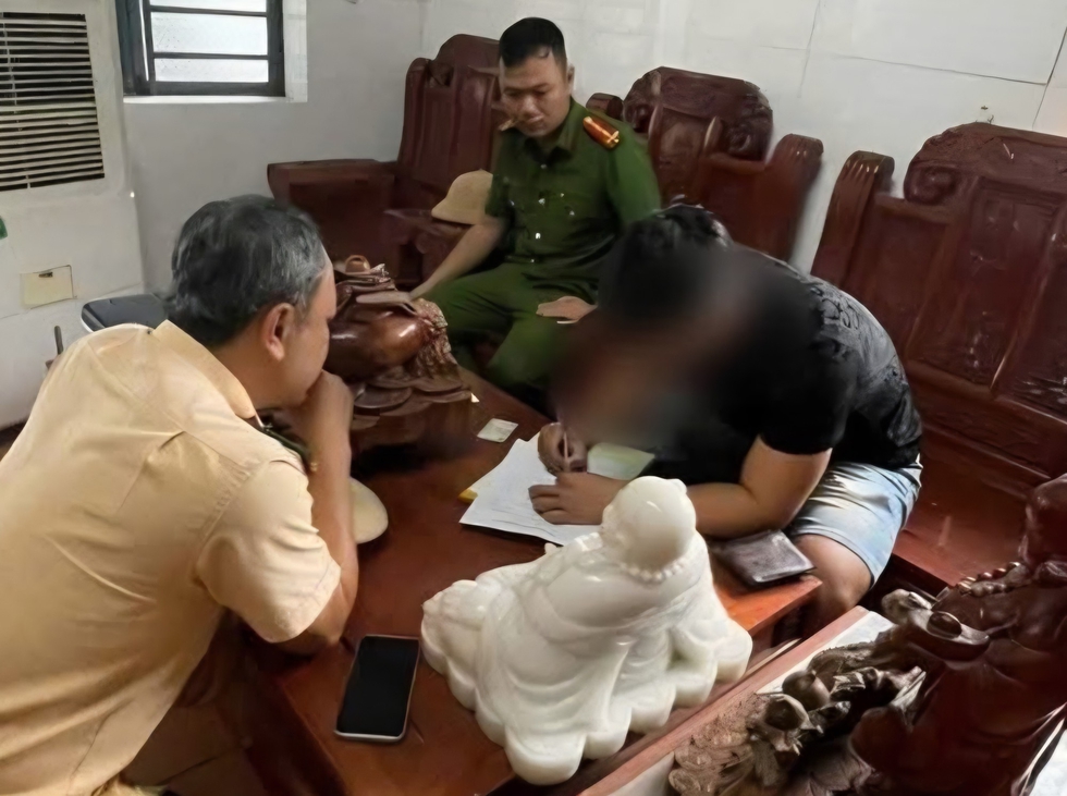 Lắp đ&egrave;n nhấp nh&aacute;y tr&ecirc;n n&oacute;c xe b&aacute;n tải g&acirc;y l&oacute;a mắt, t&agrave;i xế bị phạt- Ảnh 1.