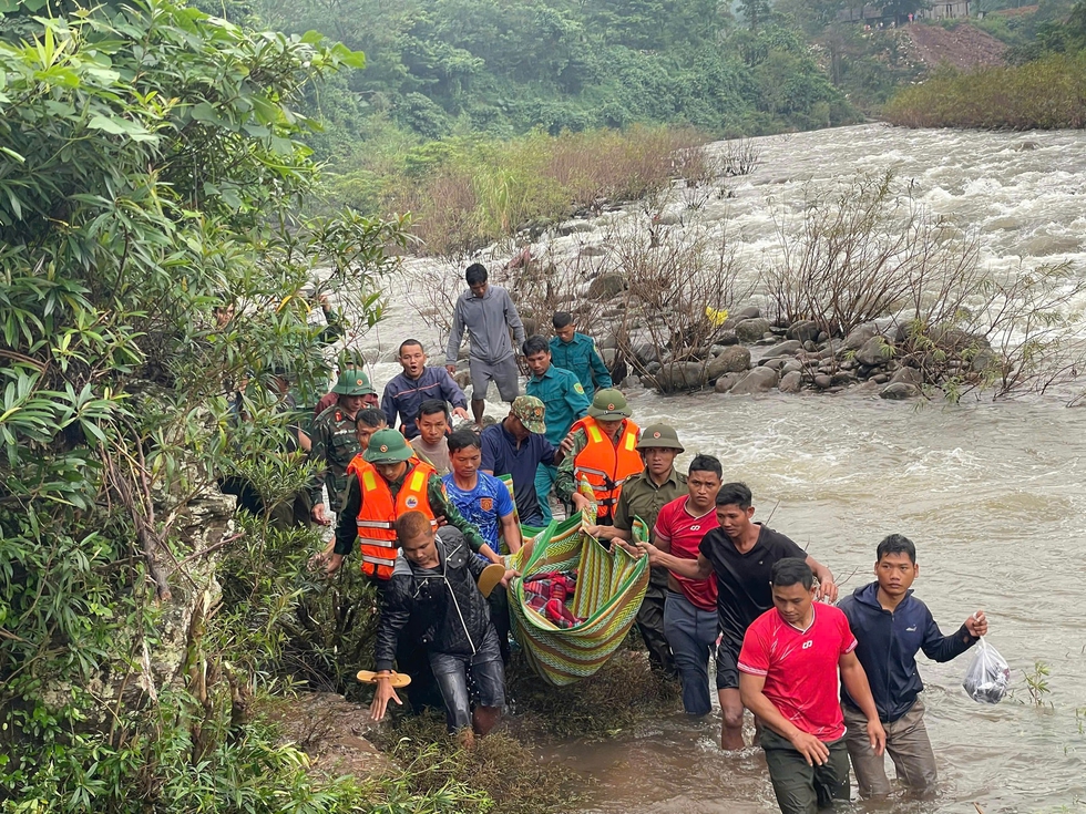 T&igrave;m thấy thi thể người phụ nữ bị lũ cuốn ở Quảng Trị- Ảnh 1.