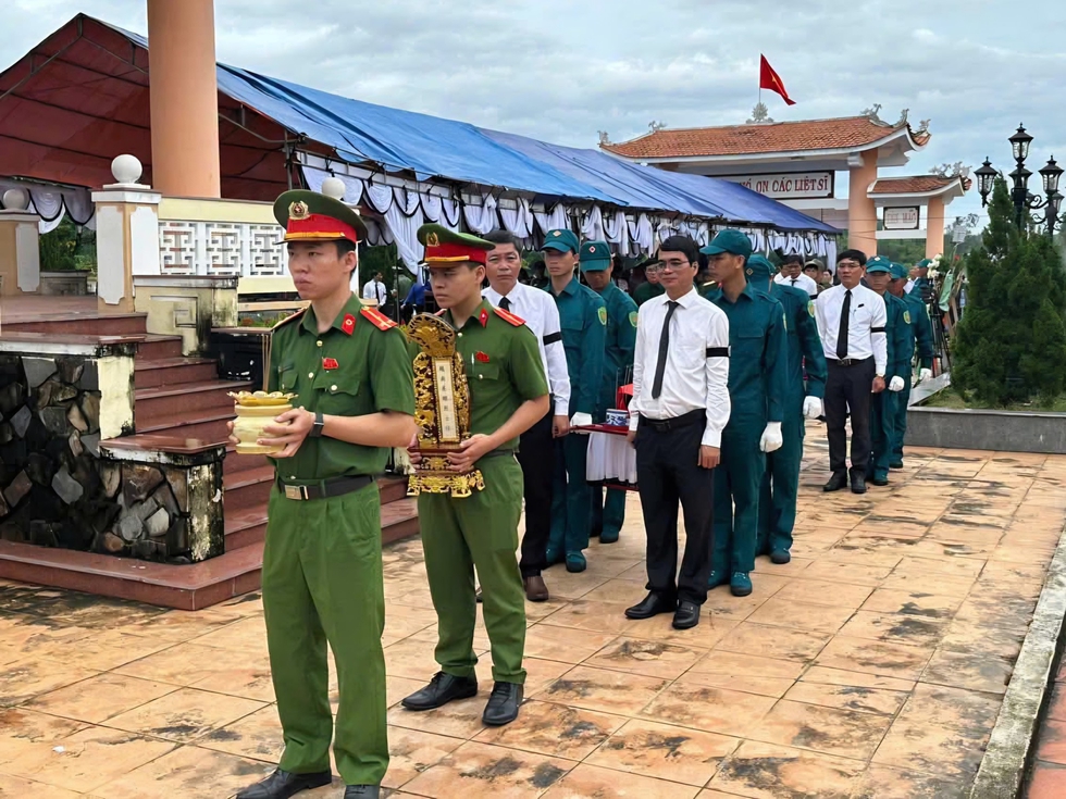 An táng hài cốt 5 liệt sĩ được tìm thấy tại núi Hòn Tàu- Ảnh 2.