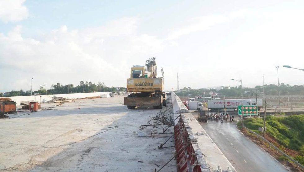 Nút giao cao tốc Đà Nẵng - Quảng Ngãi và QL14B ùn ứ, CSGT tìm giải pháp- Ảnh 4.