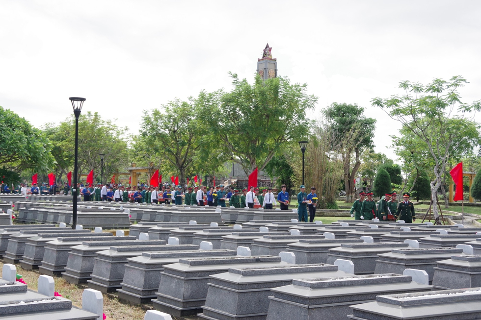 Trang nghiêm lễ truy điệu, an táng 14 hài cốt liệt sĩ tại Đà Nẵng- Ảnh 6.