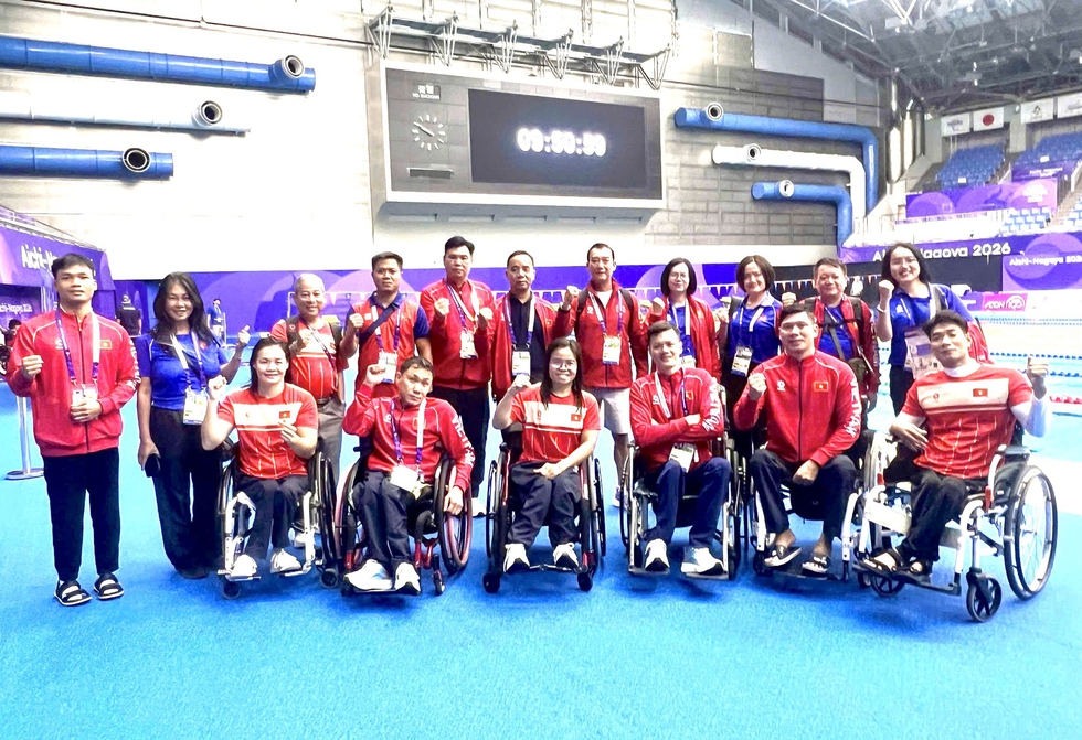 Nhà vô địch Lê Văn Công cầm cờ Việt Nam tại khai mạc ASIAN Para Games 5- Ảnh 3.
