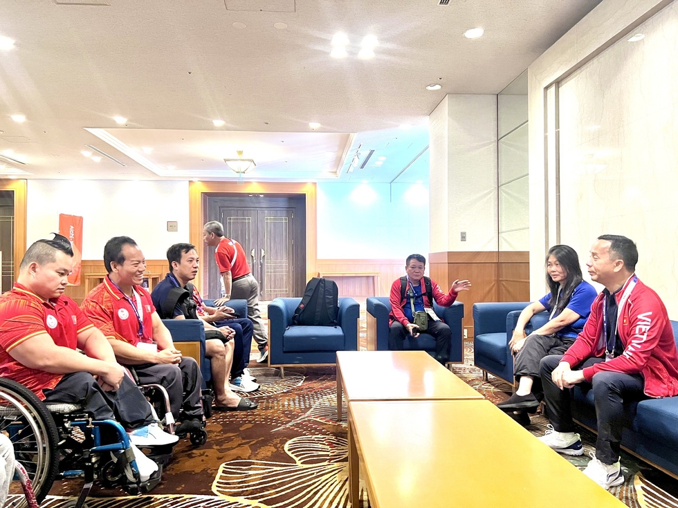 Nhà vô địch Lê Văn Công cầm cờ Việt Nam tại khai mạc ASIAN Para Games 5- Ảnh 1.
