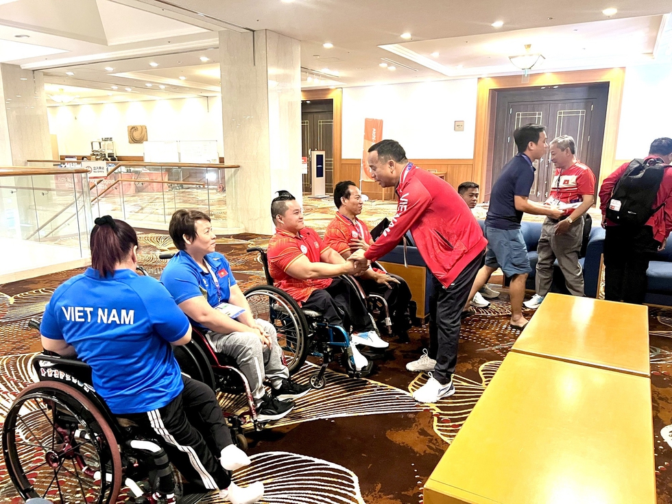Nhà vô địch Lê Văn Công cầm cờ Việt Nam tại khai mạc ASIAN Para Games 5- Ảnh 2.