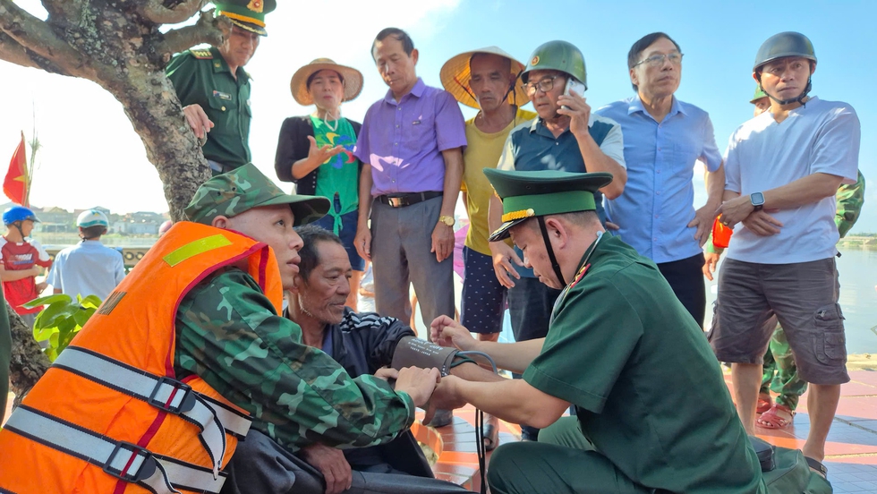 Ngư d&acirc;n mất t&iacute;ch tr&ecirc;n biển H&agrave; Tĩnh, sau 2 ng&agrave;y được cứu ở Quảng Trị- Ảnh 1.