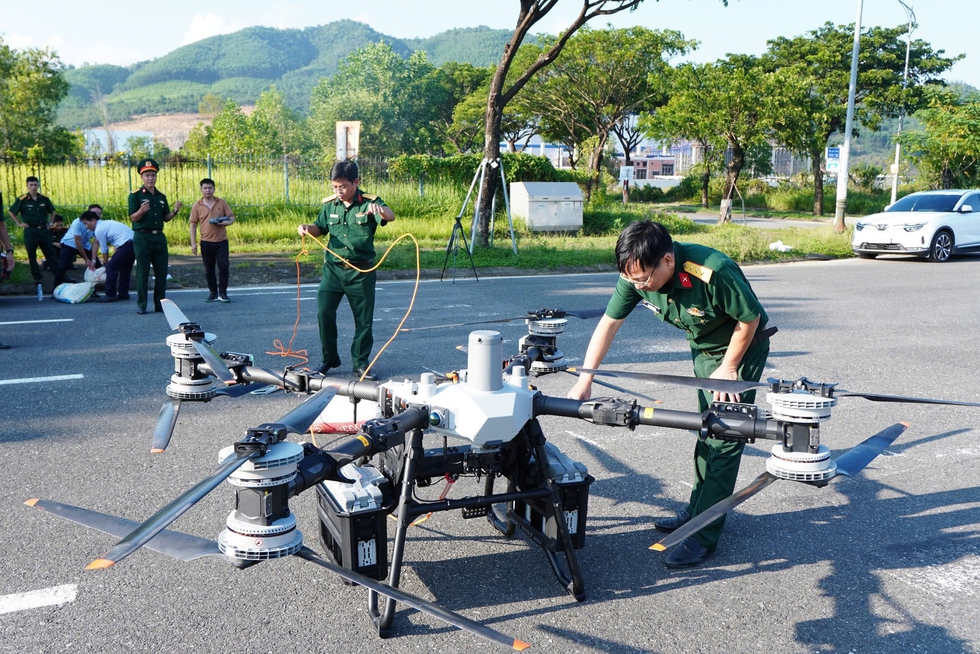 Qu&acirc;n đội thử nghiệm drone tải h&agrave;ng nặng đến 120 kg phục vụ cứu hộ- Ảnh 1.