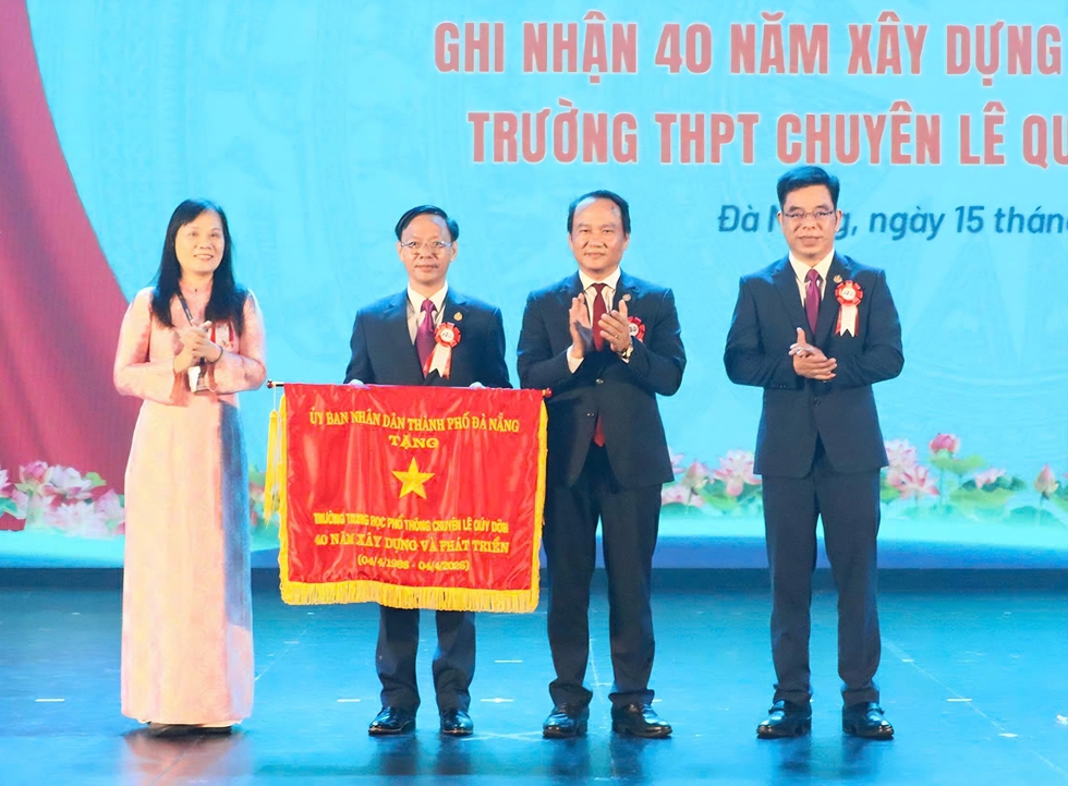 Trường THPT chuy&ecirc;n L&ecirc; Qu&yacute; Đ&ocirc;n 40 năm ghi dấu tr&ecirc;n bản đồ gi&aacute;o dục mũi nhọn- Ảnh 1.