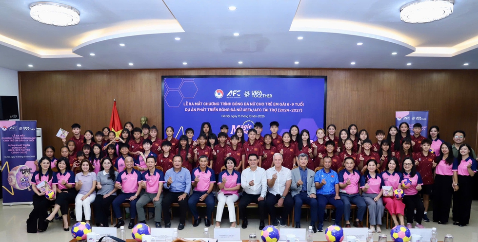 Tổng thư k&yacute; AFC gửi th&ocirc;ng điệp đặc biệt đến VFF, UEFA lập dự &aacute;n hấp dẫn tại Việt Nam- Ảnh 2.