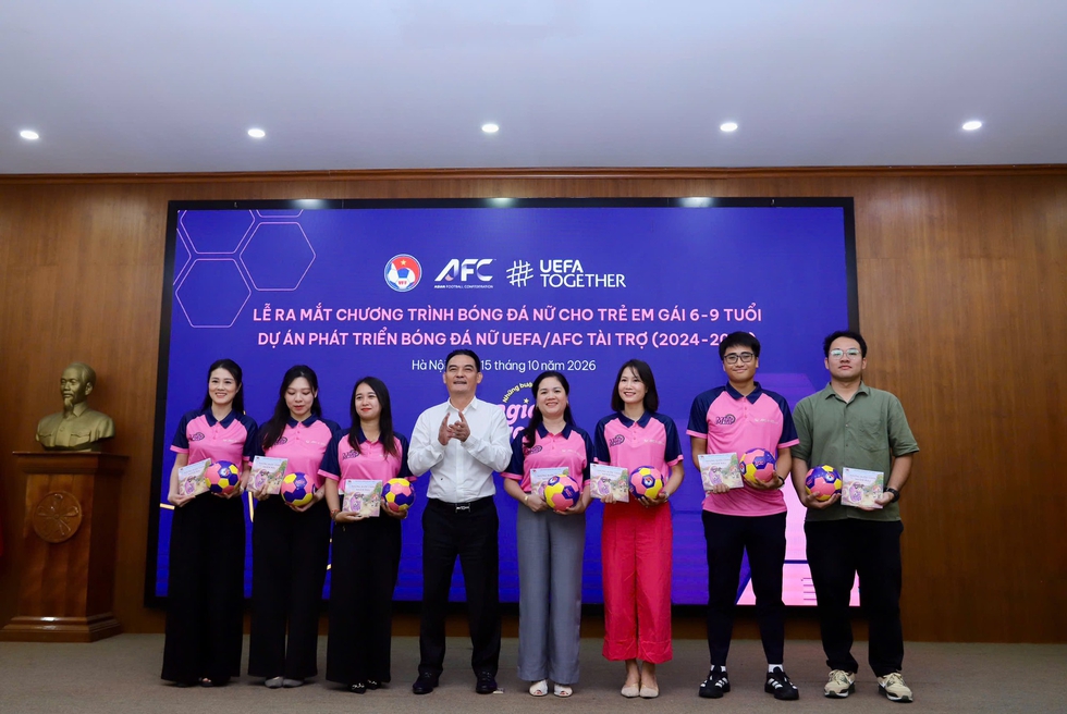 Tổng thư k&yacute; AFC gửi th&ocirc;ng điệp đặc biệt đến VFF, UEFA lập dự &aacute;n hấp dẫn tại Việt Nam- Ảnh 4.