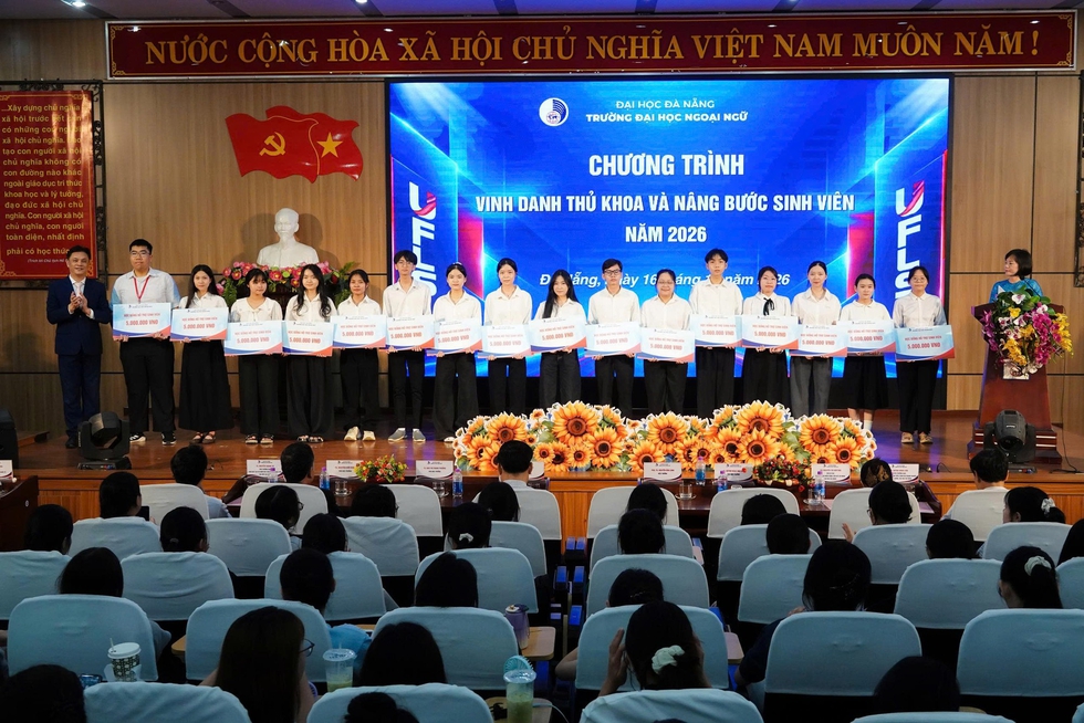Trường ĐH Ngoại ngữ Đ&agrave; Nẵng trao học bổng 854 triệu đồng tiếp sức sinh vi&ecirc;n- Ảnh 2.