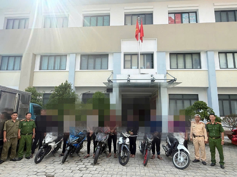 Chạy xe m&aacute;y v&agrave;o đường cấm để c&acirc;u view, bị CSGT TP.HCM xử l&yacute;- Ảnh 1.