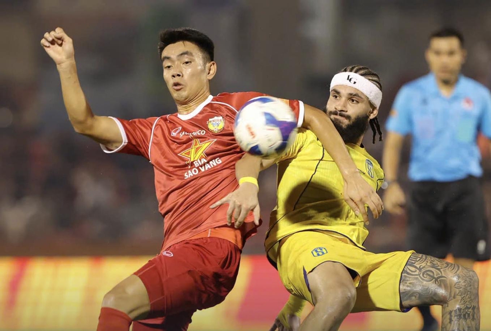 Bảng xếp hạng V-League mới nhất: SLNA lỡ cơ hội so&aacute;n ng&ocirc;i đầu của CLB CAHN, Nam Định leo tốp 4 - Ảnh 1.