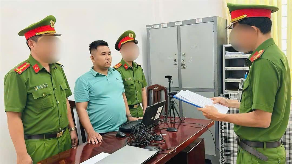 Khởi tố người đi xe m&aacute;y ngược chiều, b&oacute;p cổ, đ&aacute;nh t&agrave;i xế xe &ocirc; t&ocirc;- Ảnh 1.