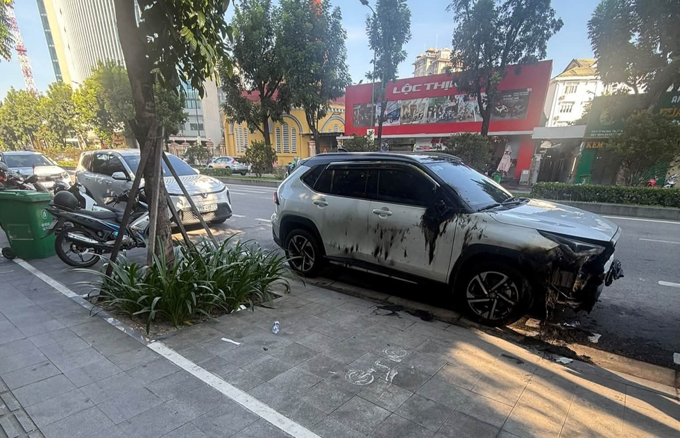 Điều tra vụ &ocirc; t&ocirc; bị đốt, ph&aacute; hoại tr&ecirc;n phố ở Huế - Ảnh 1.