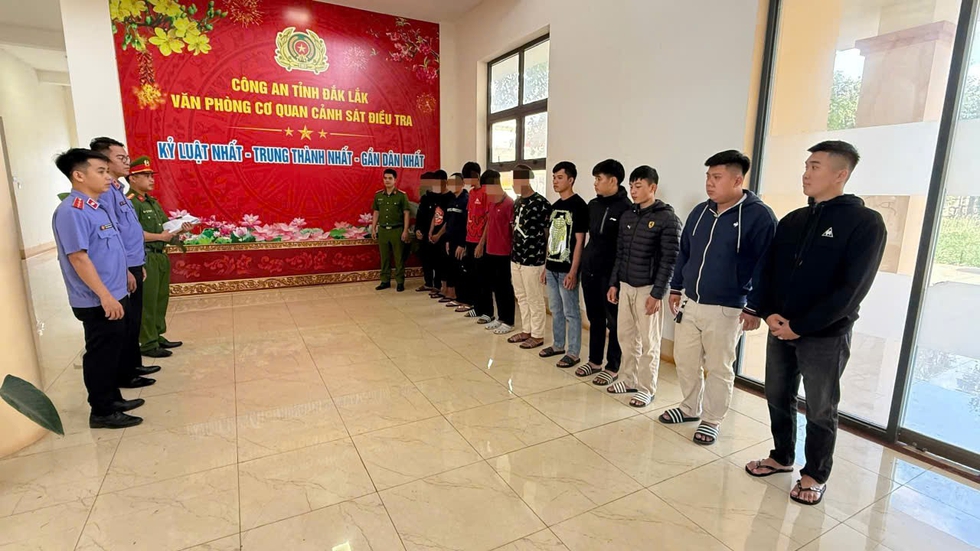 Khởi tố 13 bị can cầm hung kh&iacute; đi đ&aacute;nh nhau để giải quyết m&acirc;u thuẫn- Ảnh 1.