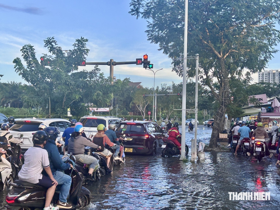 Kh&ocirc;ng mưa, triều cường biến đường TP.HCM th&agrave;nh s&ocirc;ng giữa giờ tan tầm- Ảnh 5.