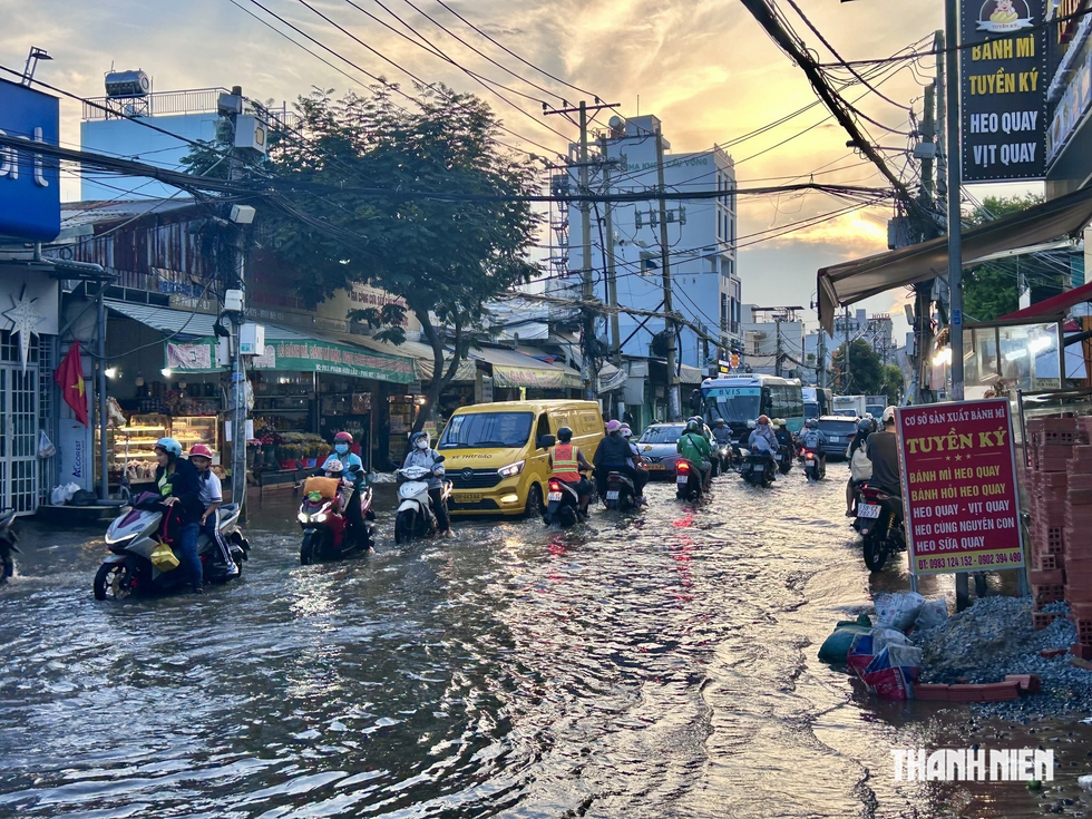 Kh&ocirc;ng mưa, triều cường biến đường TP.HCM th&agrave;nh s&ocirc;ng giữa giờ tan tầm- Ảnh 4.