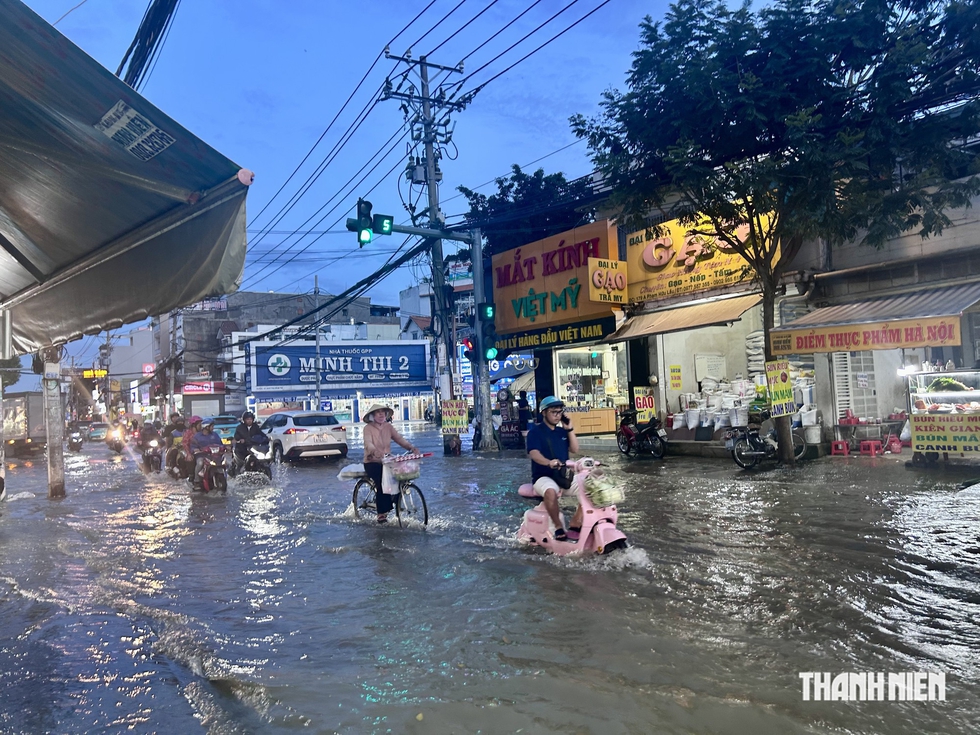 Kh&ocirc;ng mưa, triều cường biến đường TP.HCM th&agrave;nh s&ocirc;ng giữa giờ tan tầm- Ảnh 6.