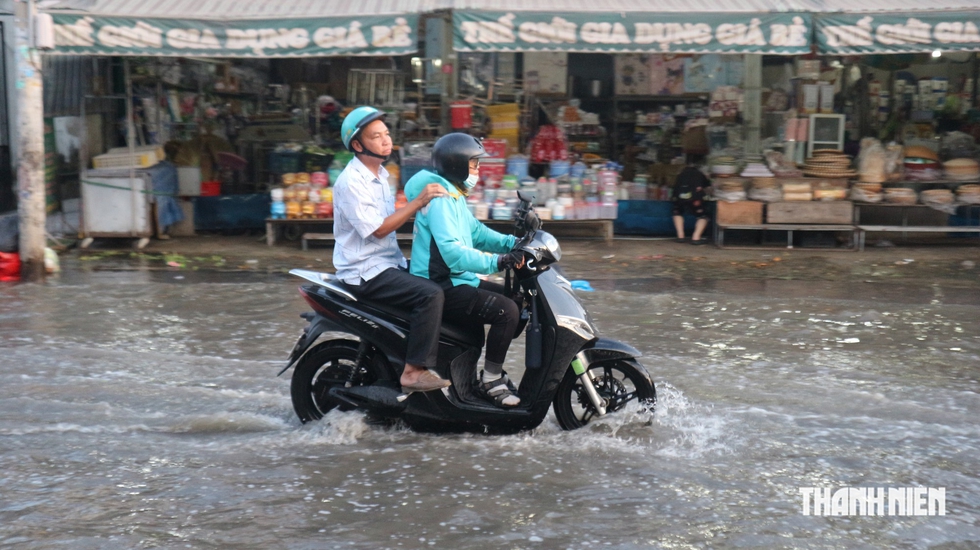 Kh&ocirc;ng mưa, triều cường biến đường TP.HCM th&agrave;nh s&ocirc;ng giữa giờ tan tầm- Ảnh 1.