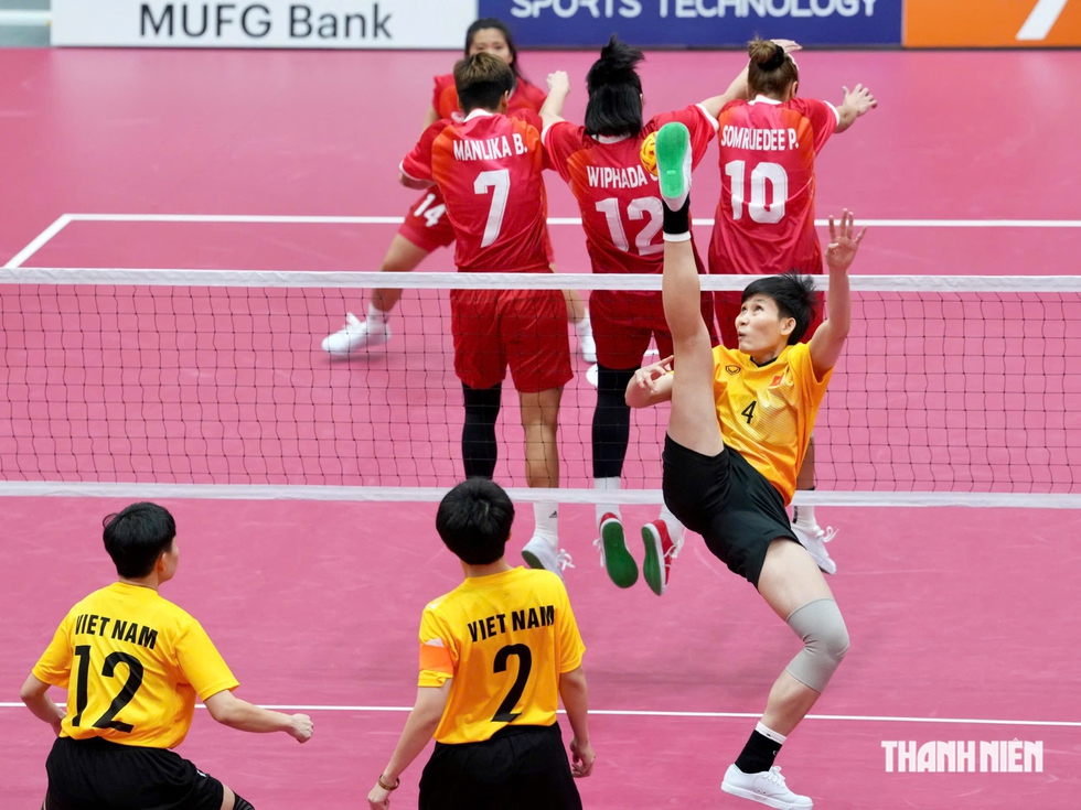 Bộ trưởng L&acirc;m Thị Phương Thanh ngợi khen &yacute; ch&iacute; ki&ecirc;n cường của c&aacute;c c&ocirc; g&aacute;i v&agrave;ng cầu m&acirc;y Việt Nam- Ảnh 3.