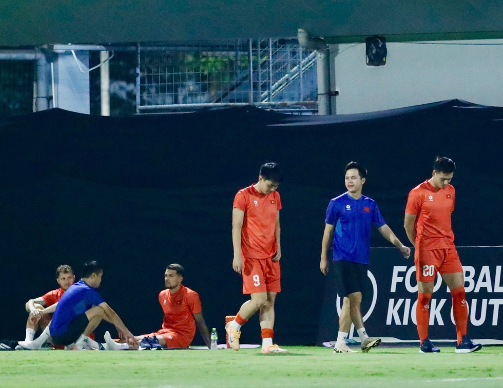 Đ&igrave;nh Bắc, Ho&agrave;ng H&ecirc;n, T&agrave;i Lộc, Việt Anh phải tập ri&ecirc;ng: Thầy Kim c&ograve;n lo sốt v&oacute; chuyện ai đ&aacute; c&aacute;nh tr&aacute;i- Ảnh 5.