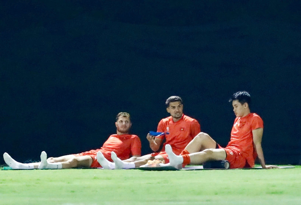 Đ&igrave;nh Bắc, Ho&agrave;ng H&ecirc;n, T&agrave;i Lộc, Việt Anh phải tập ri&ecirc;ng: Thầy Kim c&ograve;n lo sốt v&oacute; chuyện ai đ&aacute; c&aacute;nh tr&aacute;i- Ảnh 2.