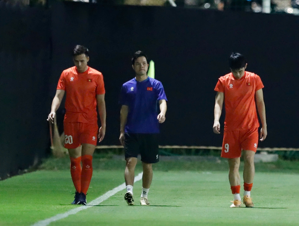 Đ&igrave;nh Bắc, Ho&agrave;ng H&ecirc;n, T&agrave;i Lộc, Việt Anh phải tập ri&ecirc;ng: Thầy Kim c&ograve;n lo sốt v&oacute; chuyện ai đ&aacute; c&aacute;nh tr&aacute;i- Ảnh 4.