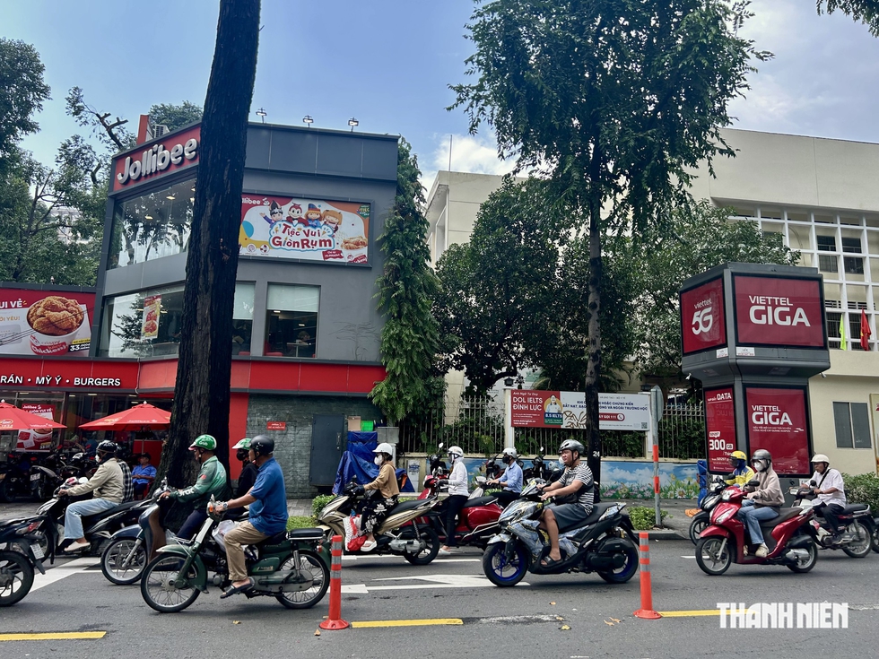 Xe m&aacute;y chạy 2 chiều đường V&otilde; Văn Tần: Người bỡ ngỡ, người mừng h&uacute;m- Ảnh 2.