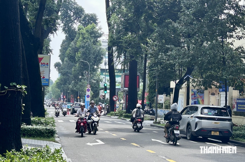 Xe m&aacute;y chạy 2 chiều đường V&otilde; Văn Tần: Người bỡ ngỡ, người mừng h&uacute;m- Ảnh 1.