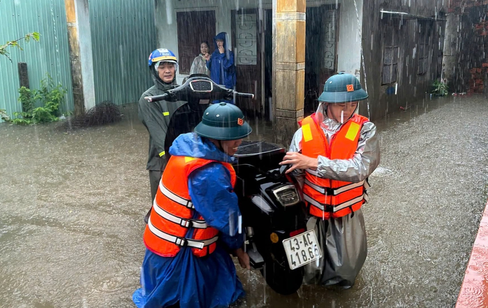 Trường mẫu gi&aacute;o ở Đ&agrave; Nẵng ngập hơn 1m, khẩn trương đưa trẻ đến nơi an to&agrave;n - Ảnh 6.