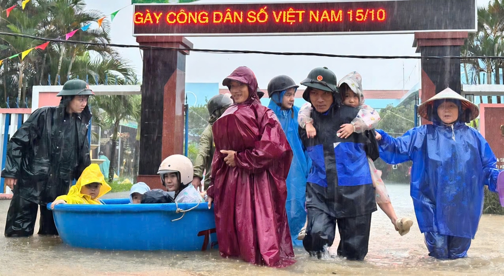 Trường mẫu gi&aacute;o ở Đ&agrave; Nẵng ngập hơn 1m, khẩn trương đưa trẻ đến nơi an to&agrave;n - Ảnh 1.