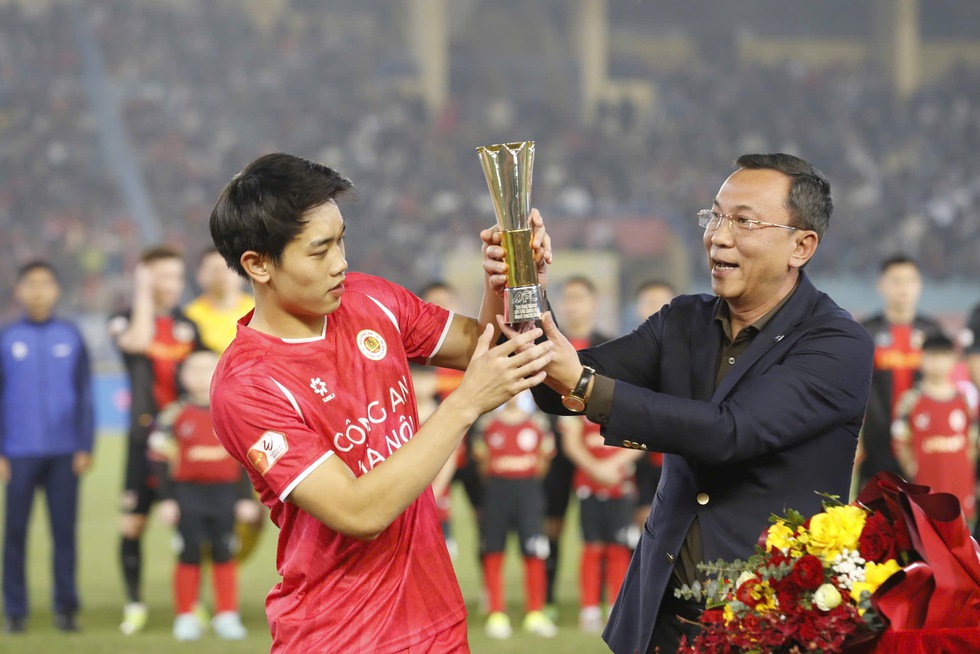 Chủ tịch VFF trao C&uacute;p vua ph&aacute; lưới ch&acirc;u &Aacute; cho Đ&igrave;nh Bắc tại H&agrave;ng Đẫy: Th&agrave;nh quả để đời- Ảnh 3.