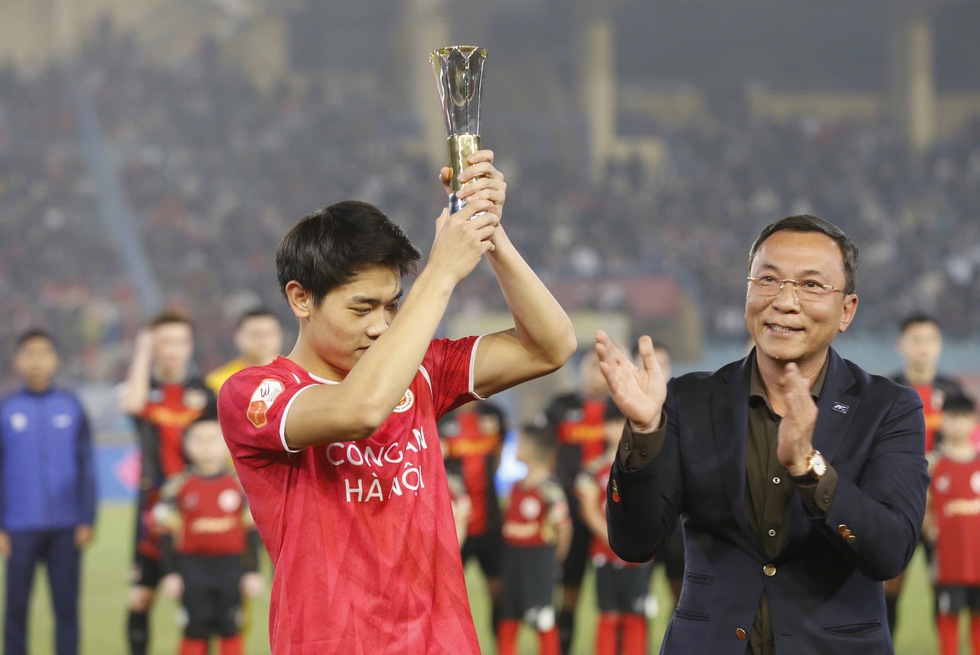 Chủ tịch VFF trao C&uacute;p vua ph&aacute; lưới ch&acirc;u &Aacute; cho Đ&igrave;nh Bắc tại H&agrave;ng Đẫy: Th&agrave;nh quả để đời- Ảnh 2.